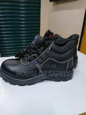 Plain Black Safety Footwear Vaultex