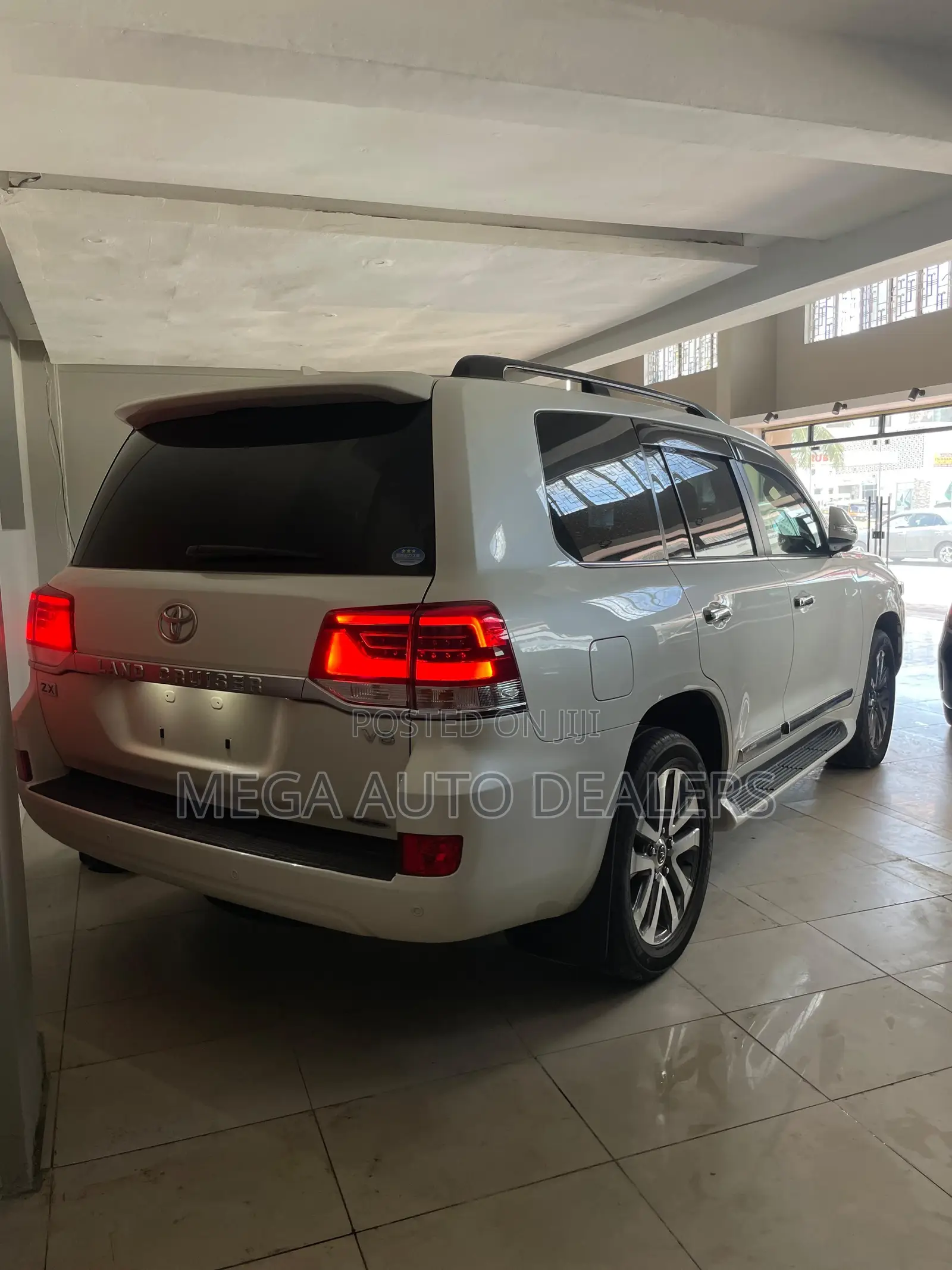 Toyota Land Cruiser 4.6 V8 ZX 2018 White