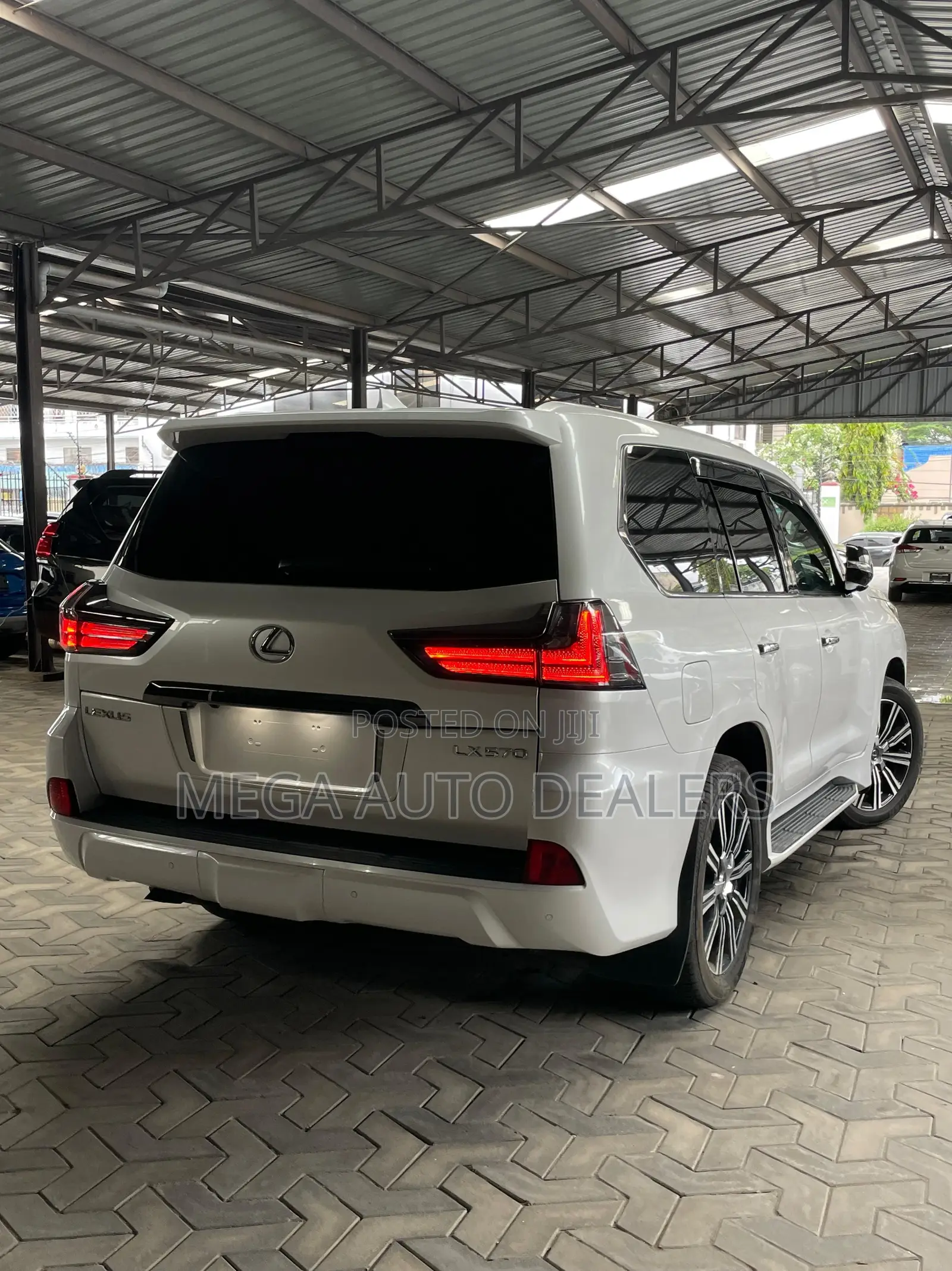 Lexus LX 570 (5 seats) AWD 2018 White