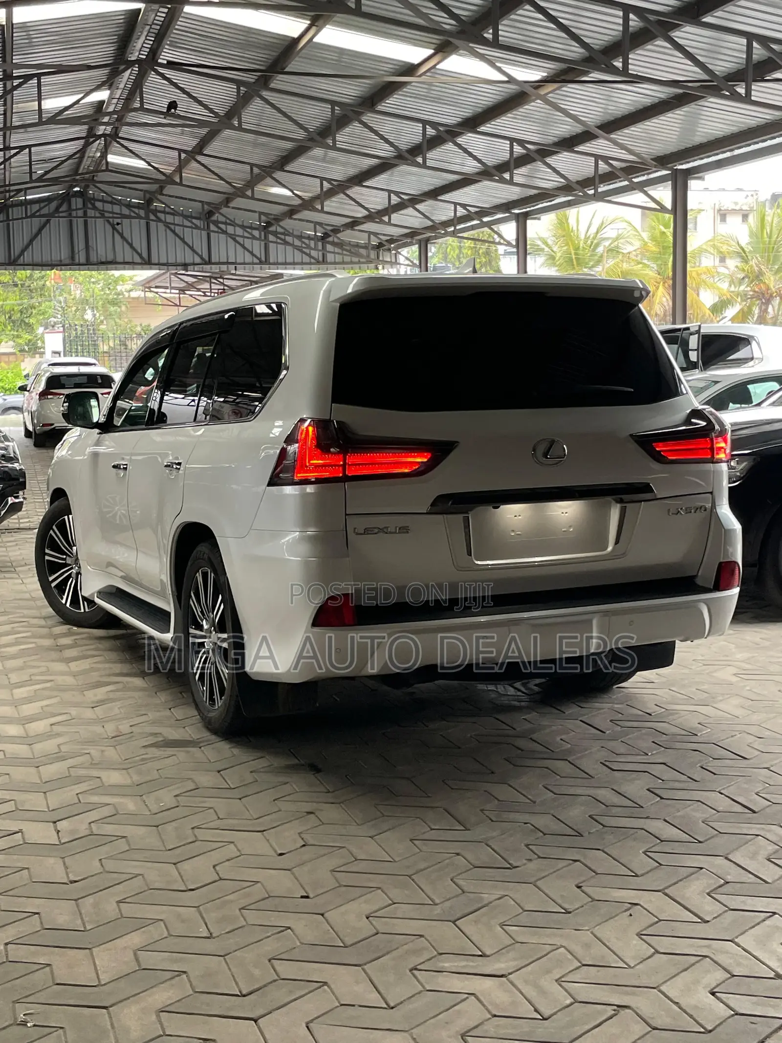 Lexus LX 570 (5 seats) AWD 2018 White