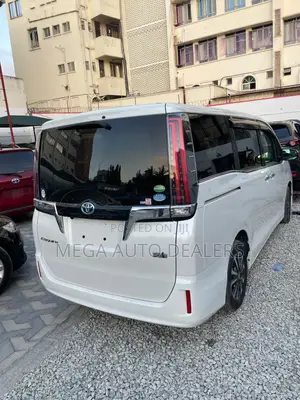Toyota Esquire 2018 White