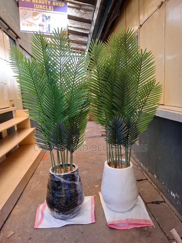 Big Glass Fibre Vases With Wide Classy Palm