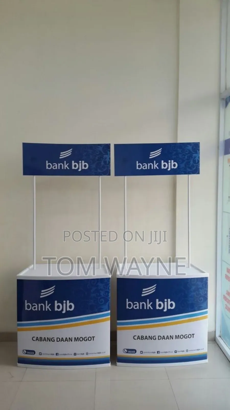 Portable Plastic Booth, Sampling Table