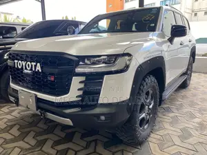 Toyota Land Cruiser LC300 2023 White