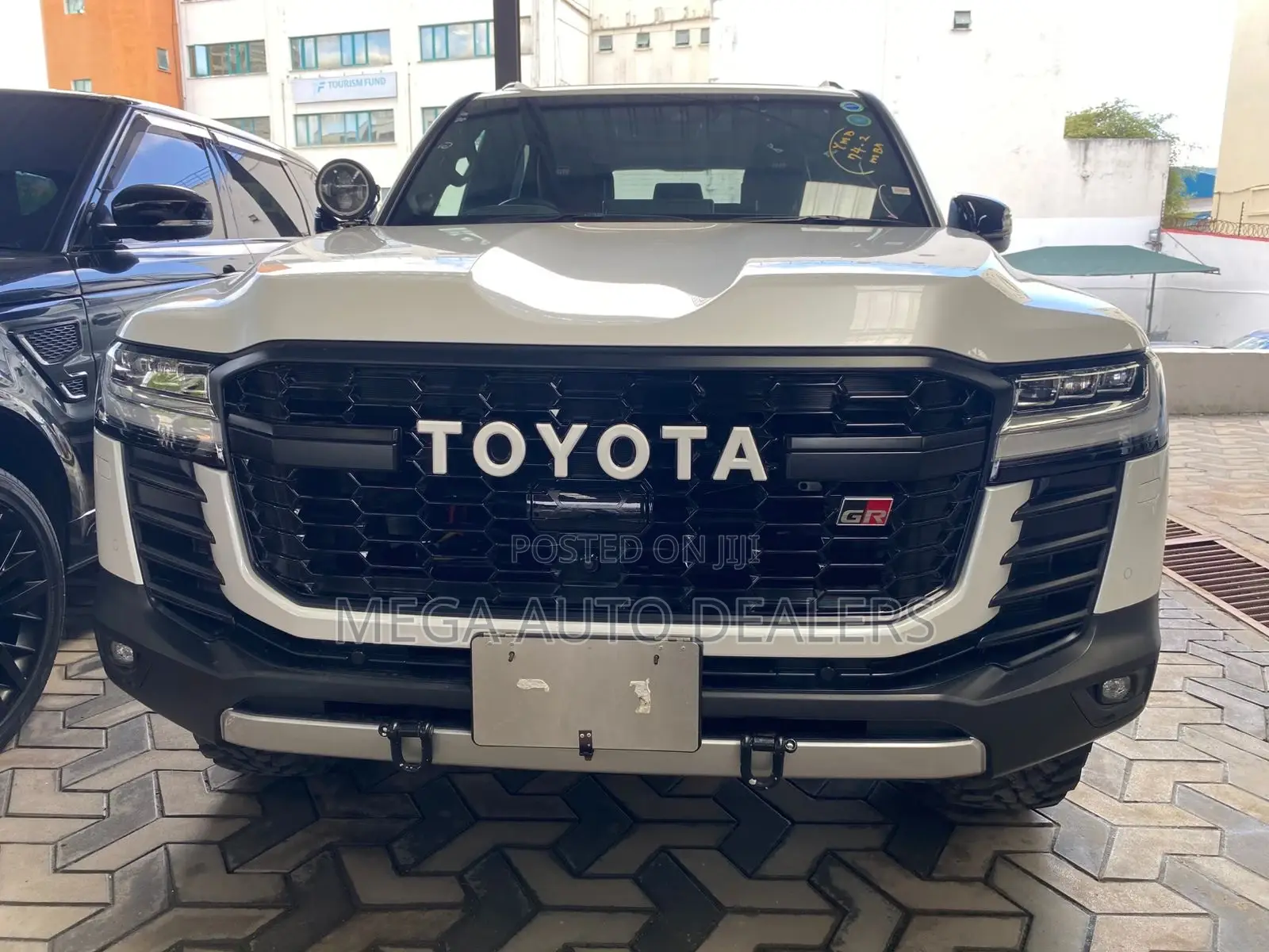 Toyota Land Cruiser LC300 2023 White