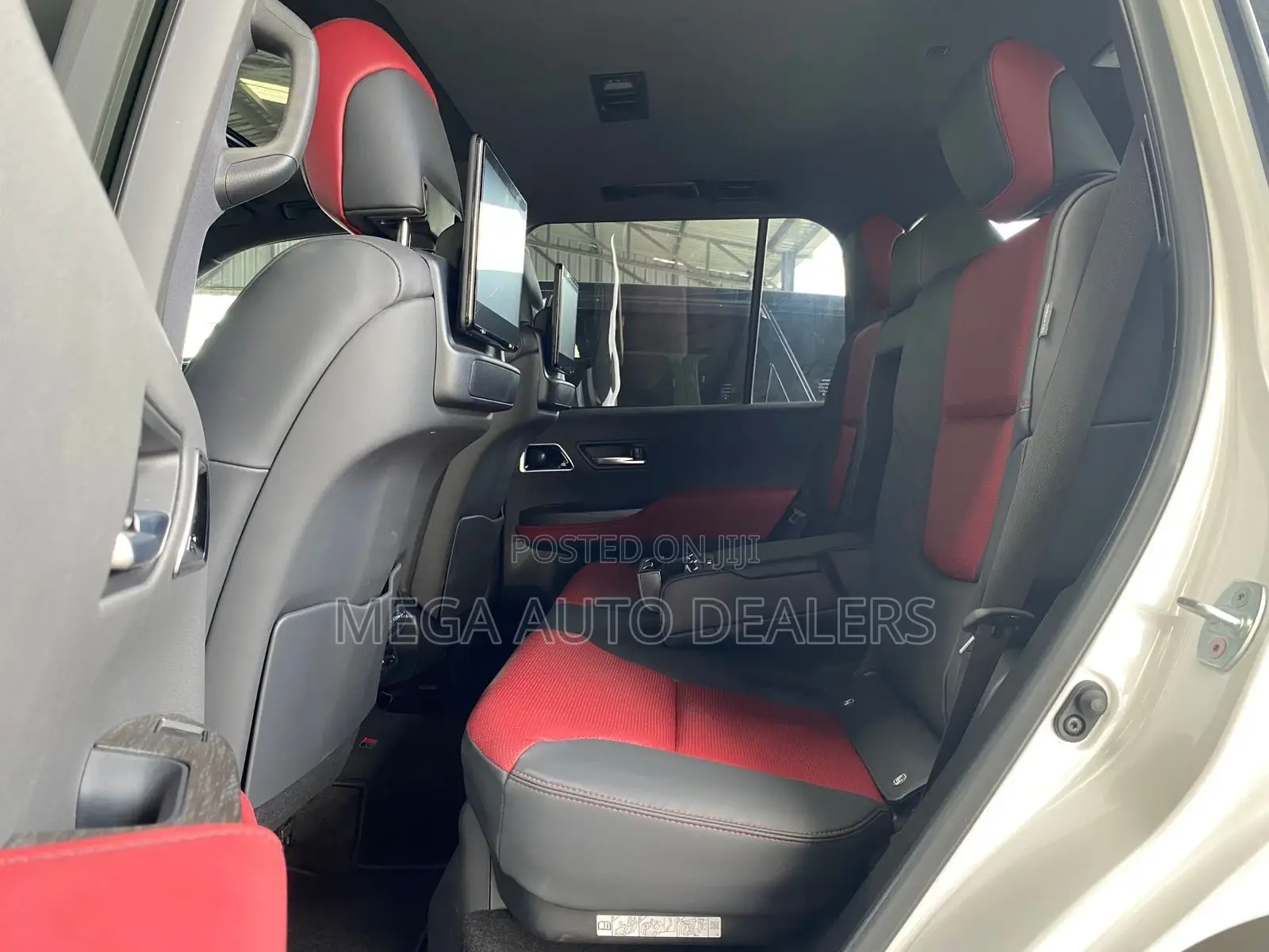 Toyota Land Cruiser LC300 2023 White