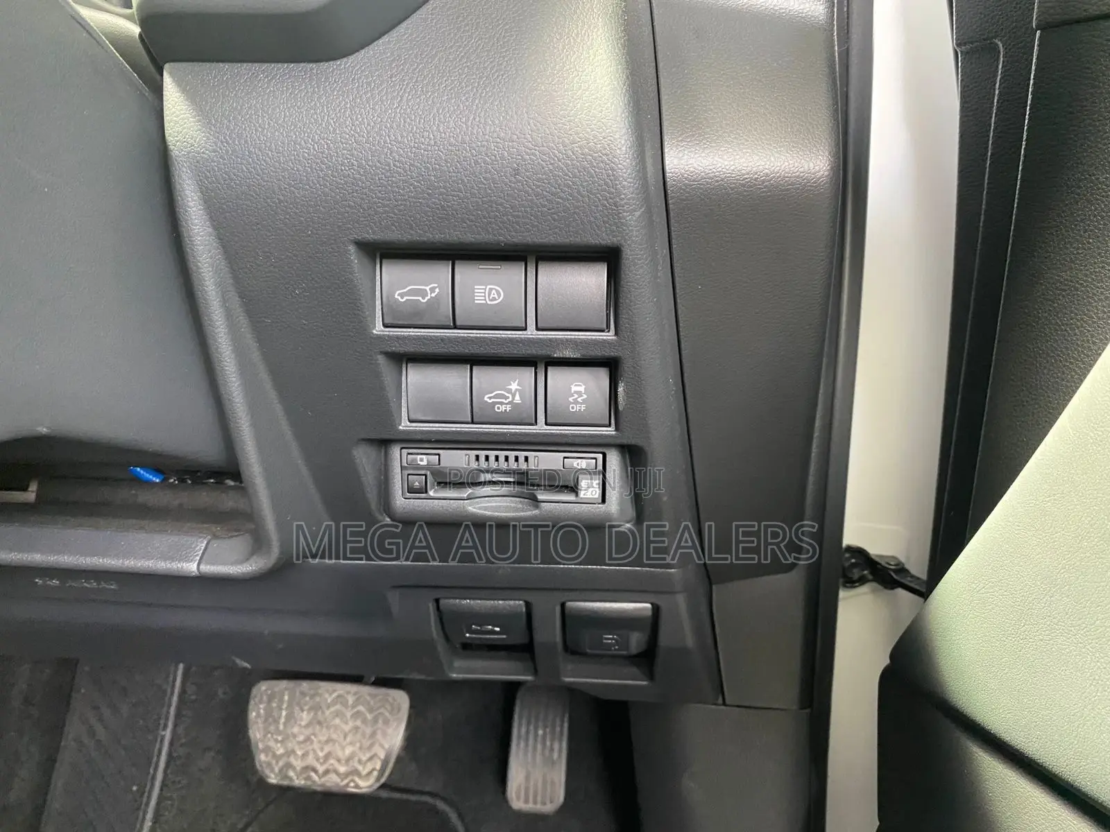 Toyota Land Cruiser LC300 2023 White