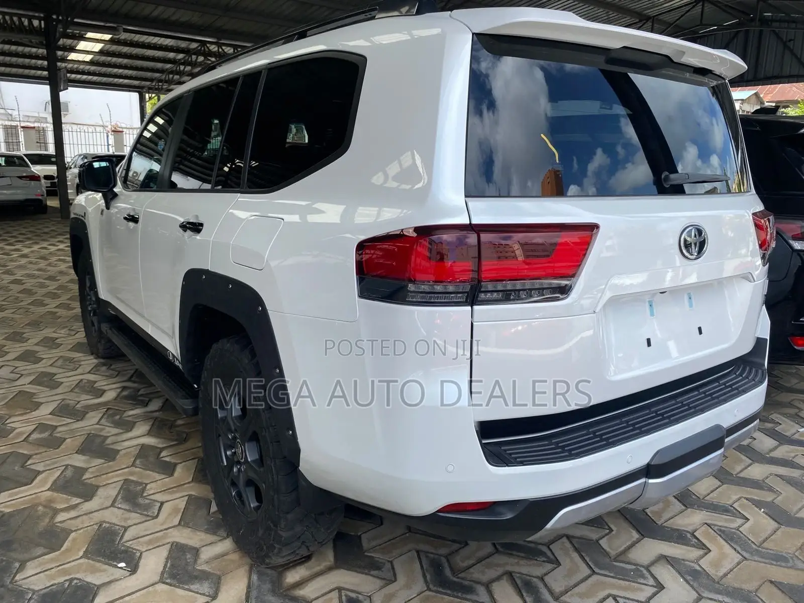 Toyota Land Cruiser LC300 2023 White