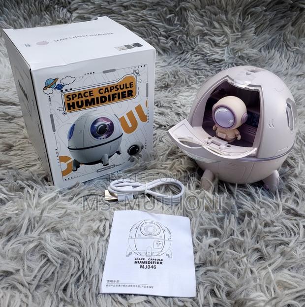 Spaceship Shape Astronaut Humidifier With Night Light Openable Hatch - thumbnail 4