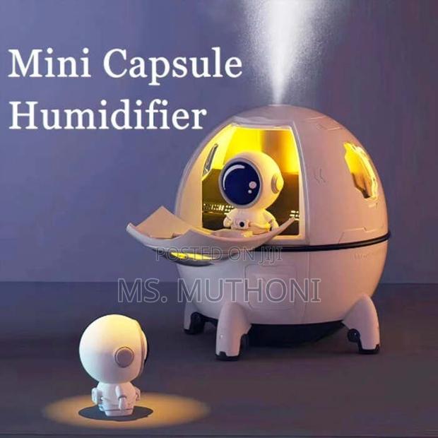 Spaceship Shape Astronaut Humidifier With Night Light Openable Hatch