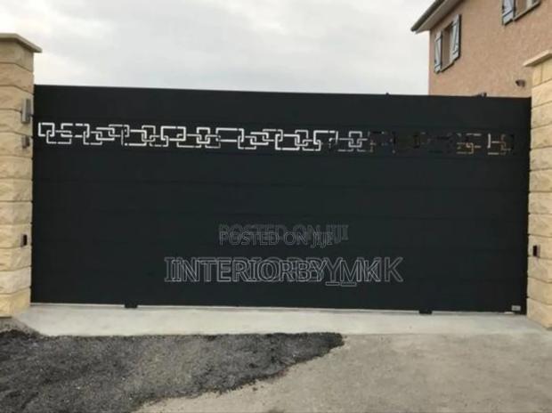 Modern Sliding Gate Design With Decorative Finish