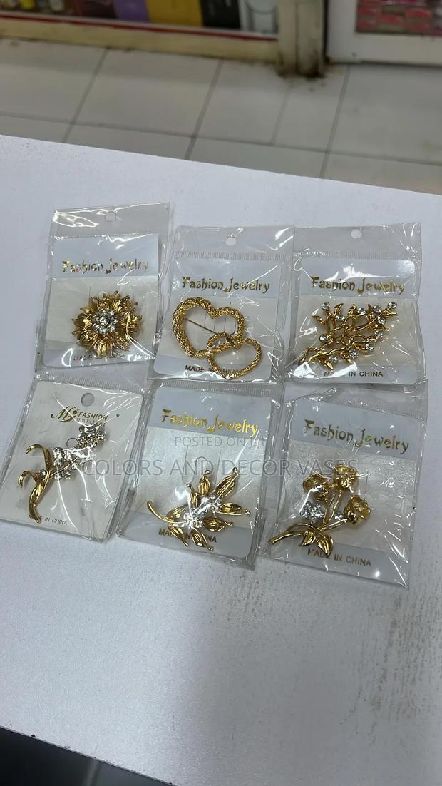 Trendy Brooch Collection  – Add Sparkle to Any Outfit! - main view