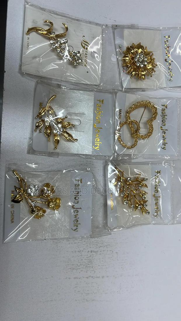 Crystal Brooch Pins  – Perfect Gift for Ladies - main view