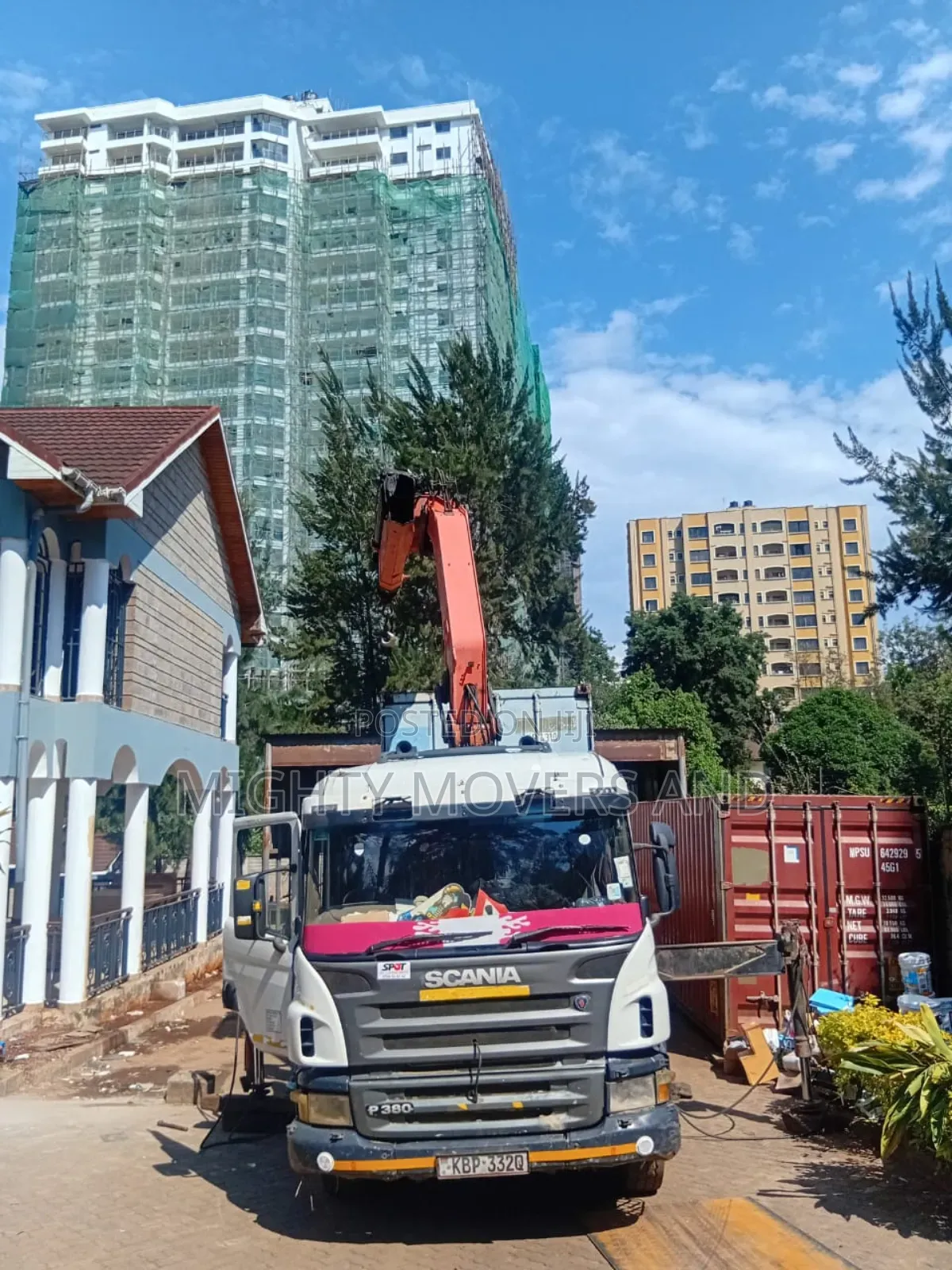 Flatbed Trailers With Cranes Are at Hand for Logistics