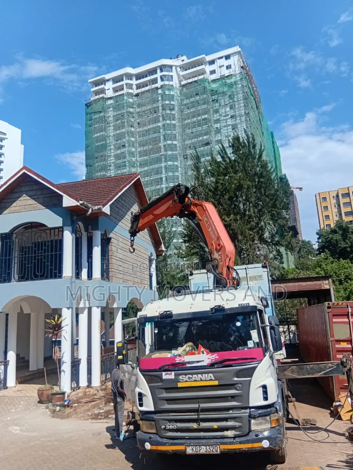 Flatbed Trailers With Cranes Are at Hand for Logistics