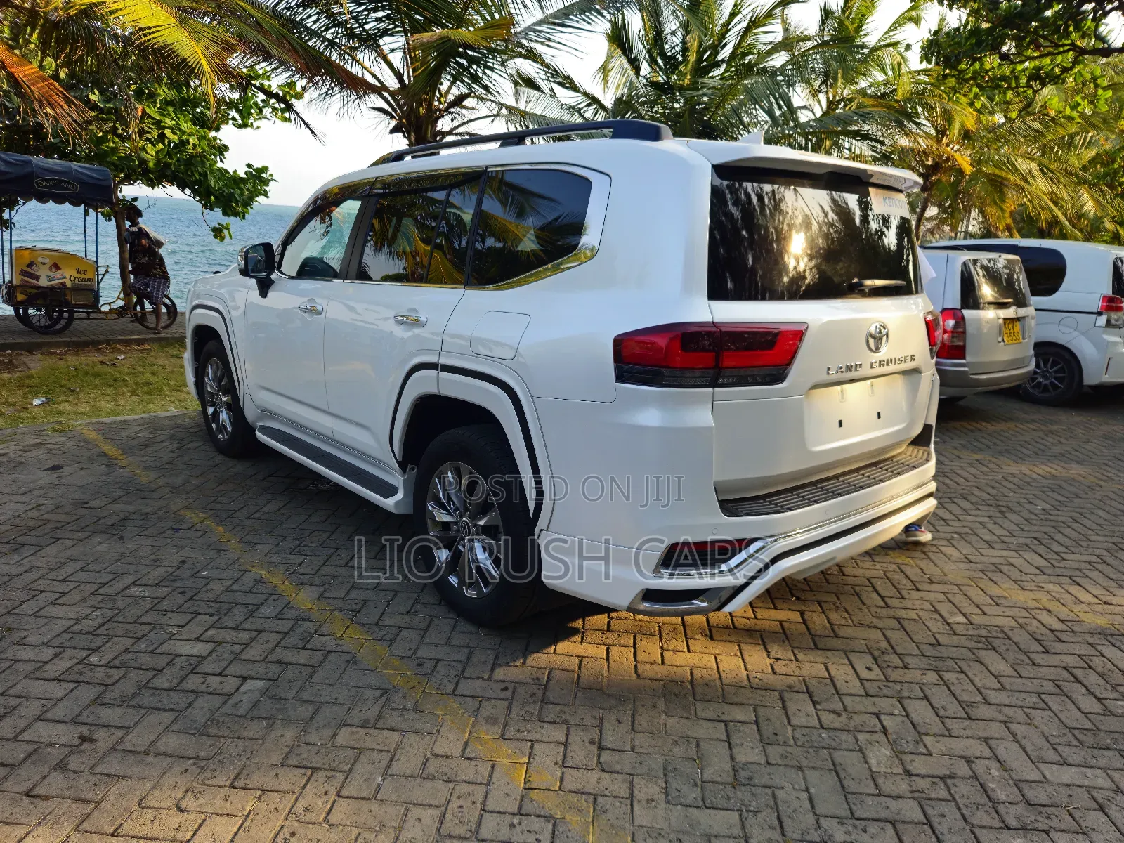 Toyota Land Cruiser 2022 White