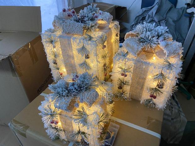A Set of 3 Snowflocked Lighted Christmas Gift Boxes. - thumbnail 2
