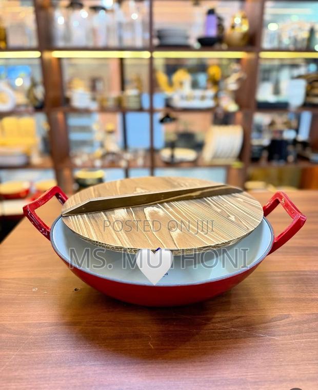 36cm Non-Stick Enameled Cast Iron Wok Pan With Wooden Lid.