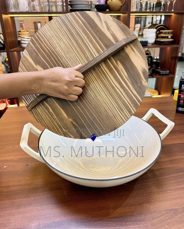 36cm Non-Stick Enameled Cast Iron Wok Pan With Wooden Lid. - thumbnail 2