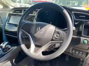 Honda Fit Shuttle 2018 Silver