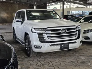 Toyota Land Cruiser LC300 2021 White