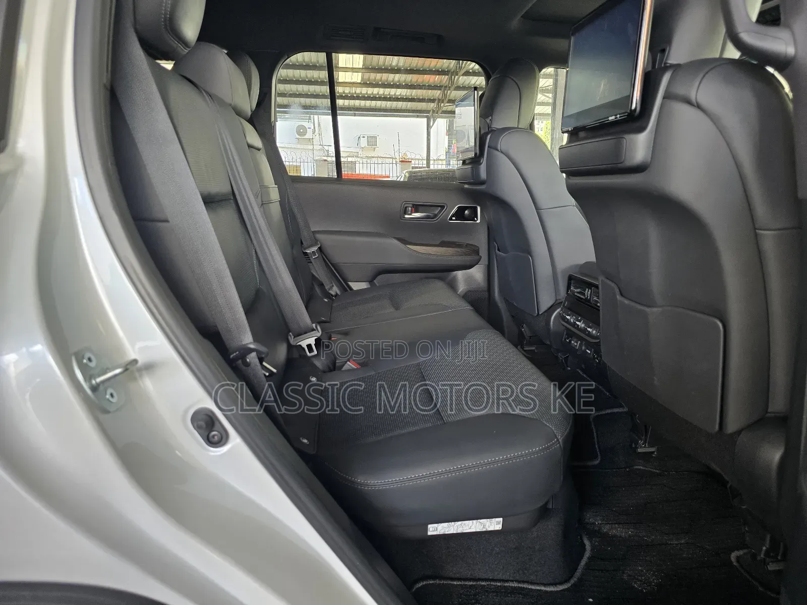 Toyota Land Cruiser LC300 2021 White