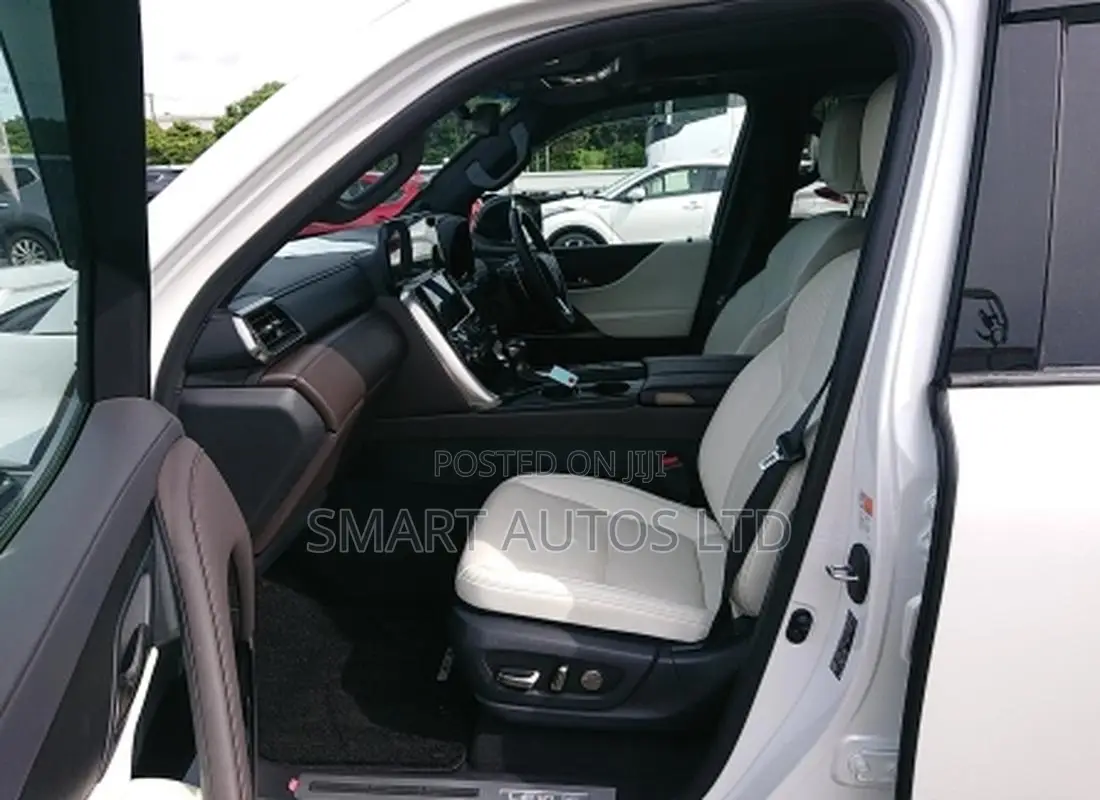 Lexus LX 600 2022 White