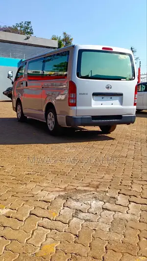 Toyota HiAce 2018 Silver