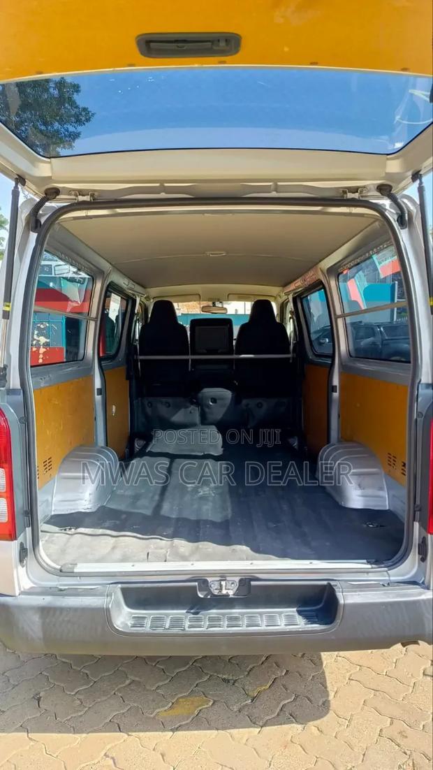 Toyota HiAce 2018 Silver - thumbnail 7