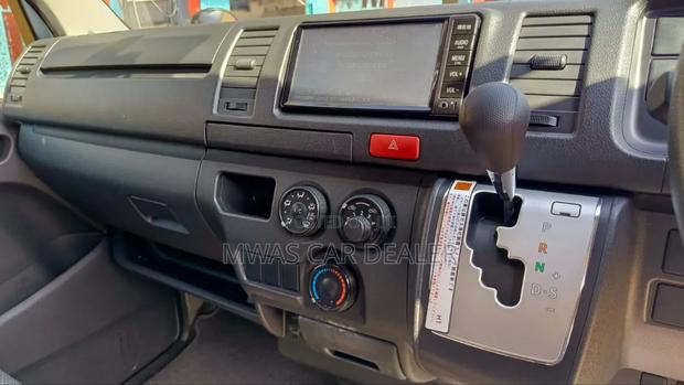 Toyota HiAce 2018 Silver - thumbnail 9
