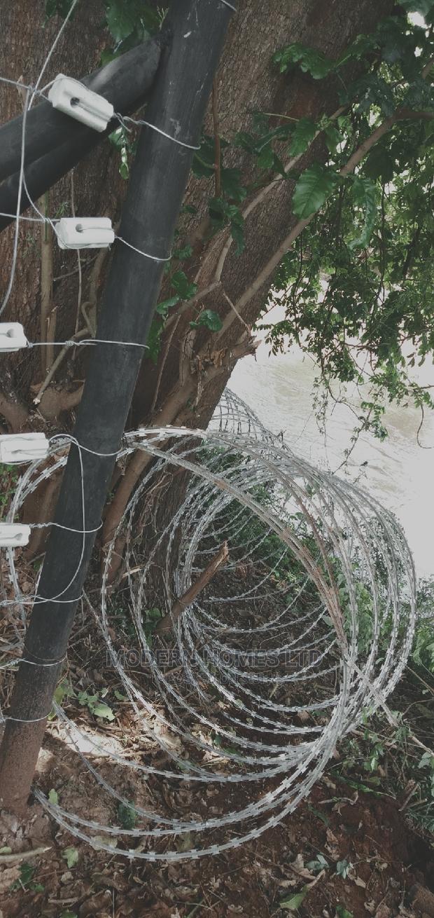 Galvanized Razor Fence - thumbnail 2