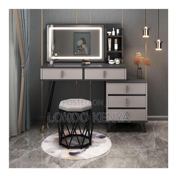 Dresser; Vanity Wooden Bedroom Make Up Table (Dresser)