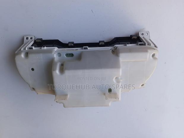 Toyota Avensis Dashboard Clock - thumbnail 3