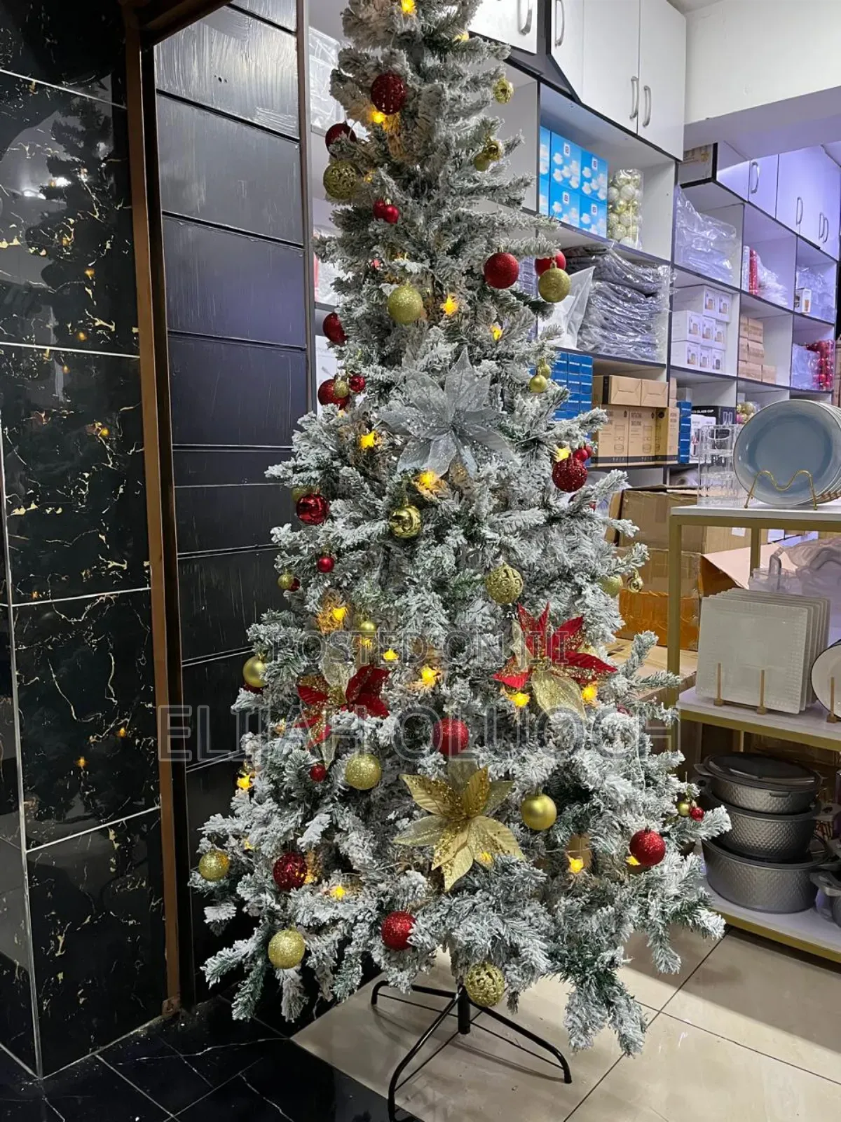 Snow Flocked Christmas Tree*
High Quality With 2000 Leaves