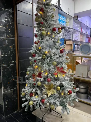 Snow Flocked Christmas Tree*
High Quality With 2000 Leaves