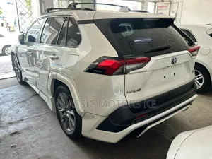 Toyota RAV4 XLE Premium AWD 2019 White