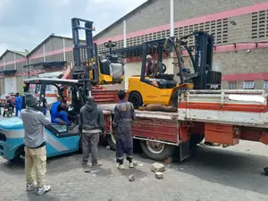 Flat Bed Trailer With Crane Are Available for Inter Country Transport