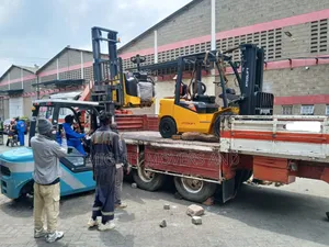 Flat Bed Trailer With Crane Are Available for Inter Country Transport