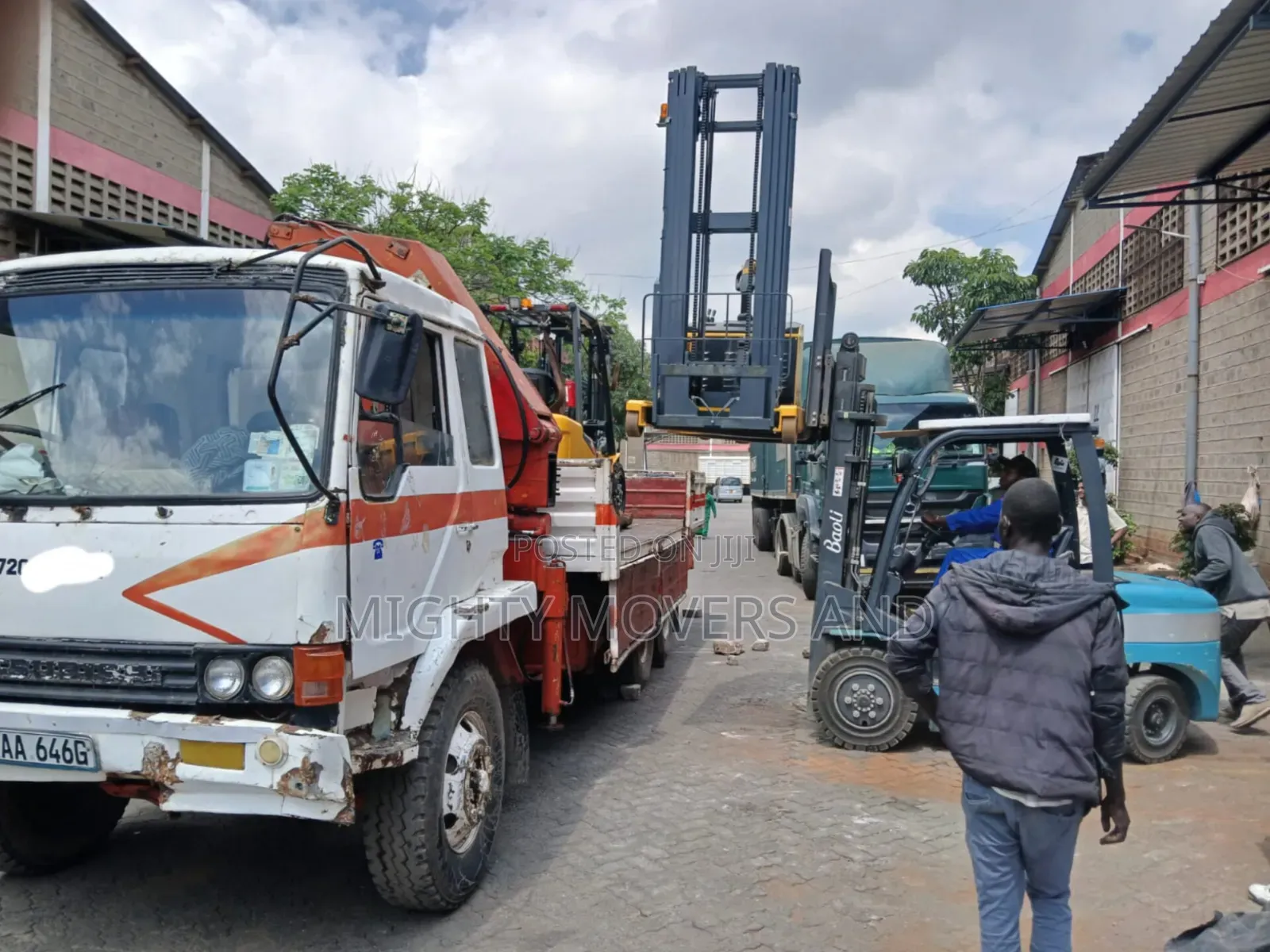 Flat Bed Trailer With Crane Are Available for Inter Country Transport