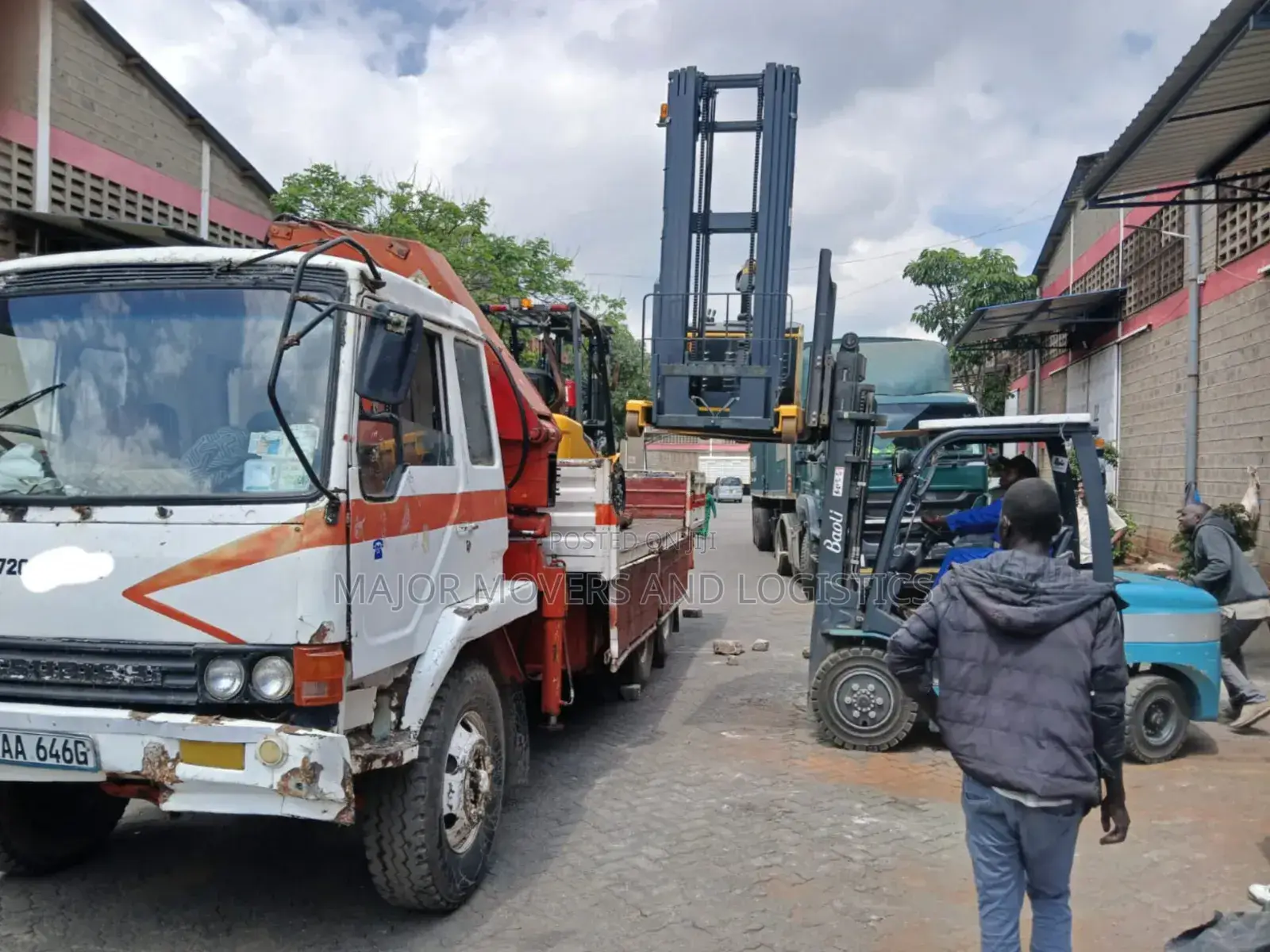 Flat Bed Trailer With Crane Are Available for Inter Country Transport