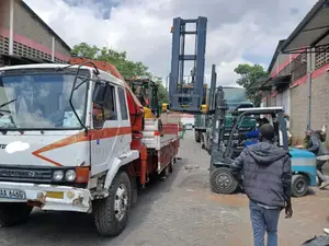 Flat Bed Trailer With Crane Are Available for Inter Country Transport