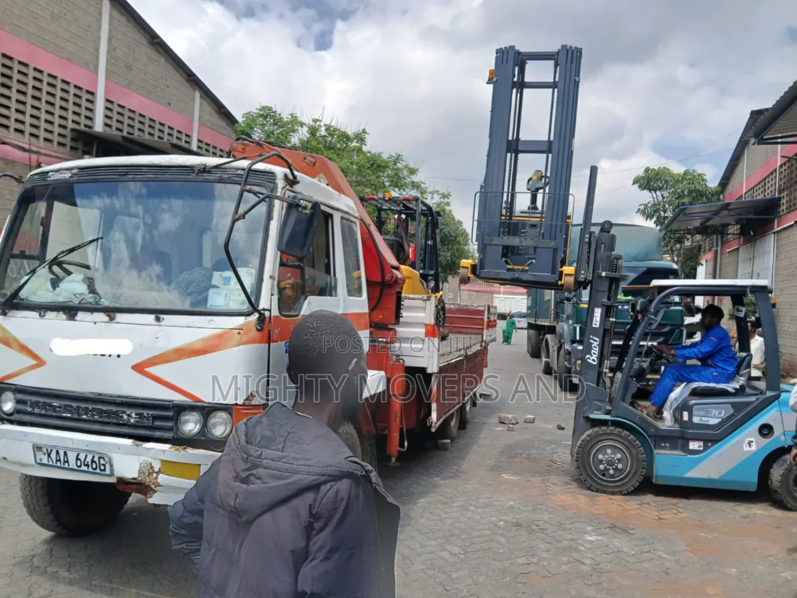 Flat Bed Trailer With Crane Are Available for Inter Country Transport