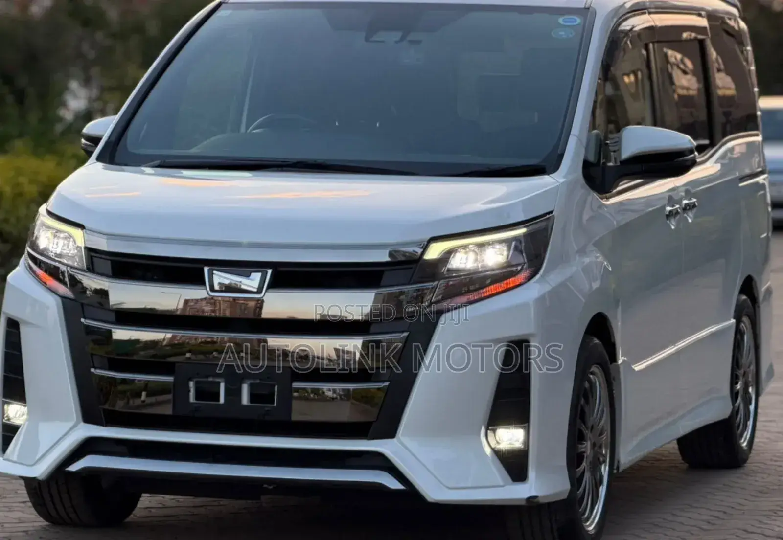 Toyota Noah 2.0 AWD (7 Seater) 2018 White