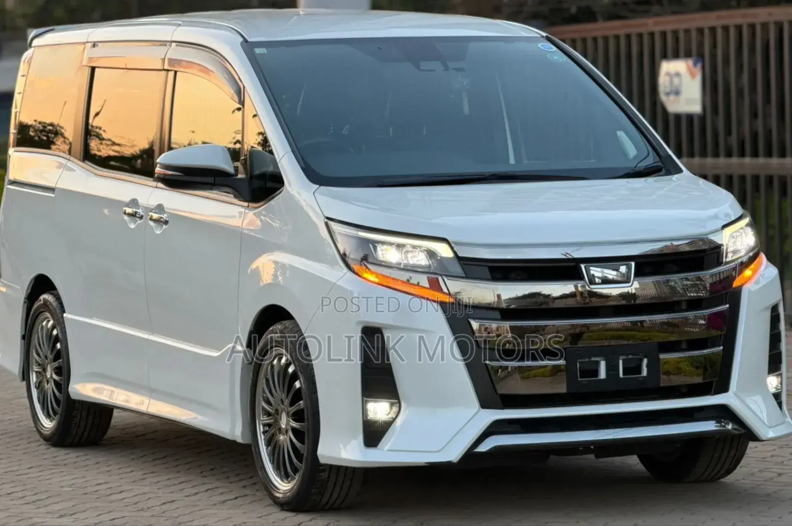 Toyota Noah 2.0 AWD (7 Seater) 2018 White