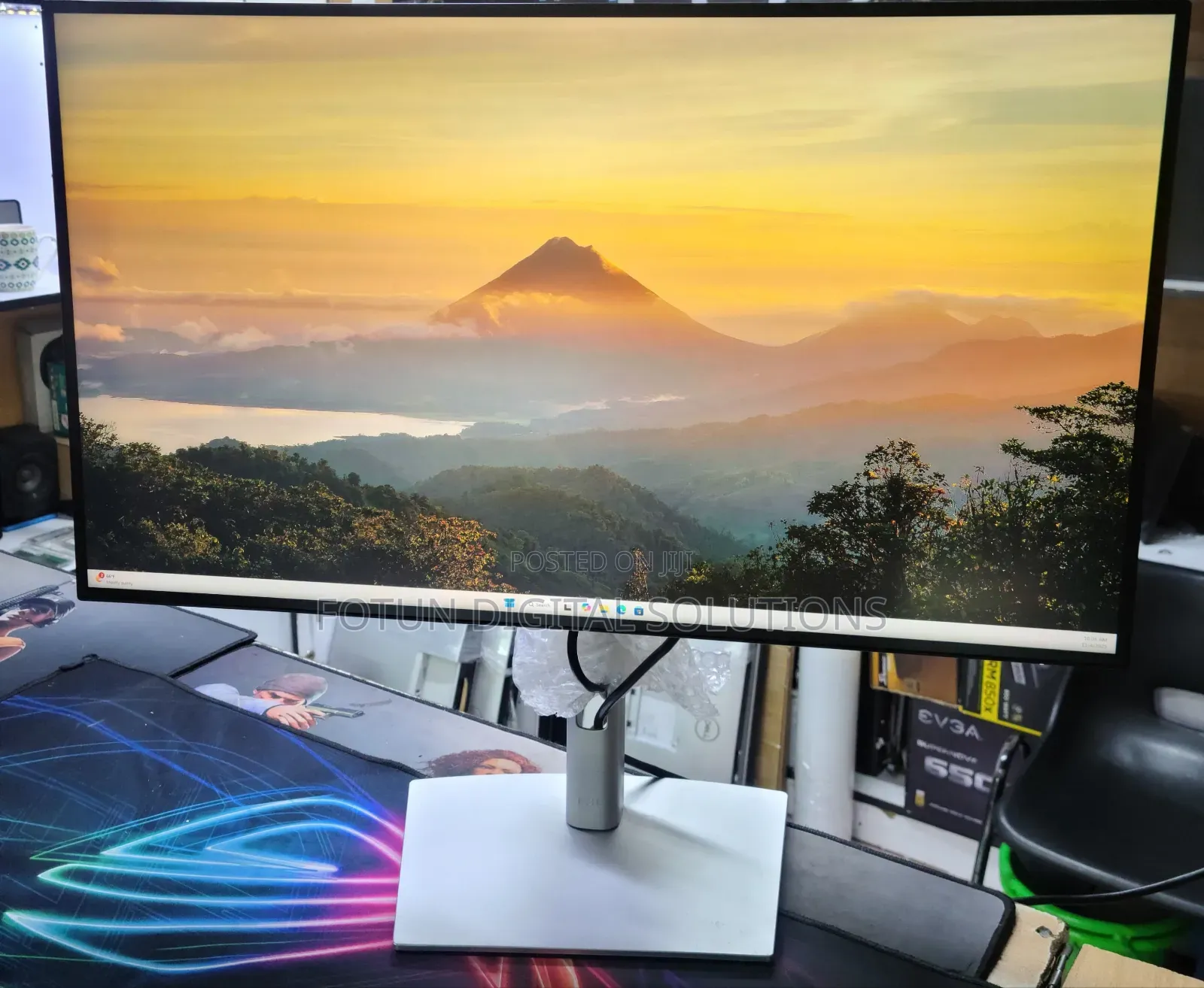 Dell 27inches U2722d
 Resolution 2560 X 1440 QHD
Edge to Edge