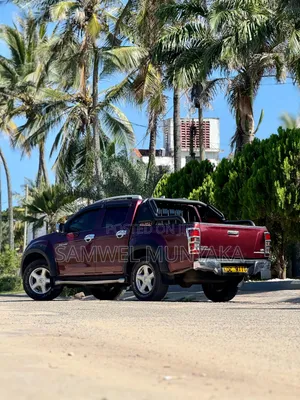 Isuzu D-MAX 2014 Pink