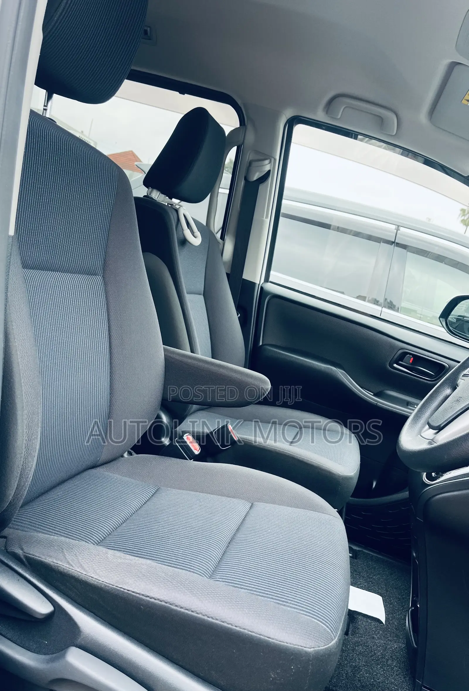 Toyota Noah 2.0 FWD (8 Seater) 2019 White
