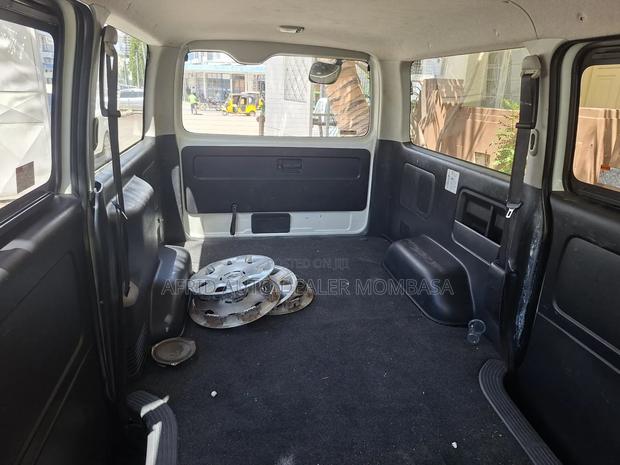 Toyota HiAce 2018 Black - thumbnail 3