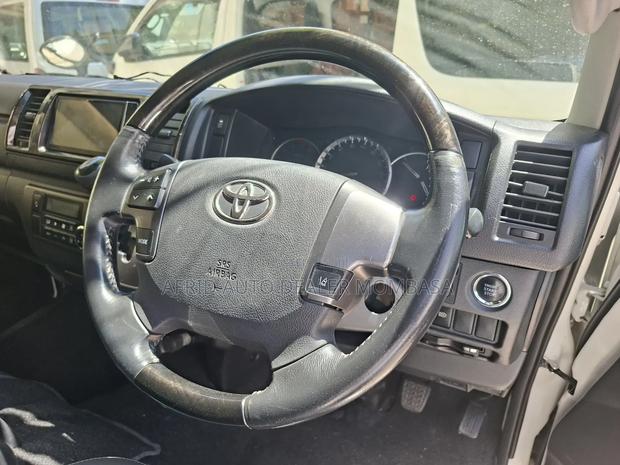 Toyota HiAce 2018 Black - thumbnail 4