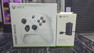 Xbox Series S/X White/Black Controller With Charging Kit - thumbnail 2